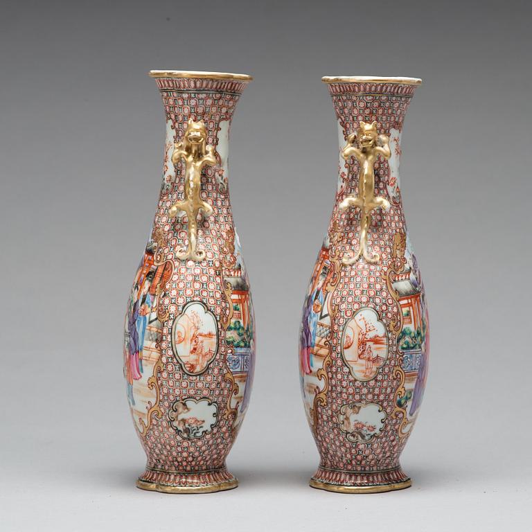 A pair of famille rose vases, Qingdynastin, Qianlong (1736-95).