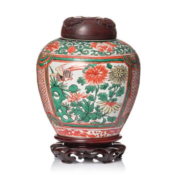 868. A Wucai jar, 17th century.