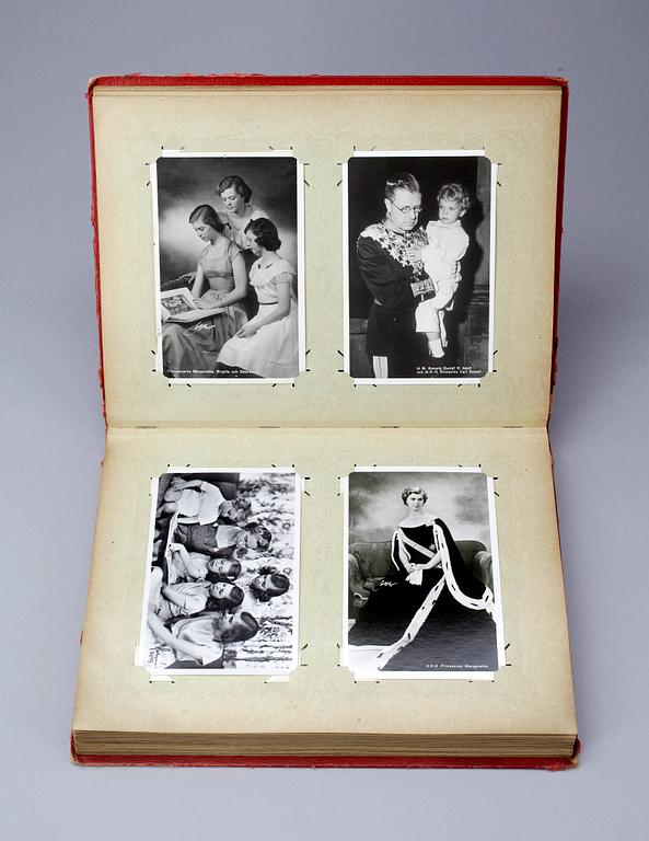 BREFKORTSALBUM MED 90 KUNGLIGA VYKORT, tidigt 1900-tal till 1940-tal.