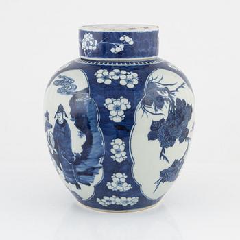 A blue and white lidded porcelain urn, China, Qing dynasty, 19th century.