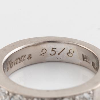 An 18K white gold ring set with round brilliant-cut diamonds.