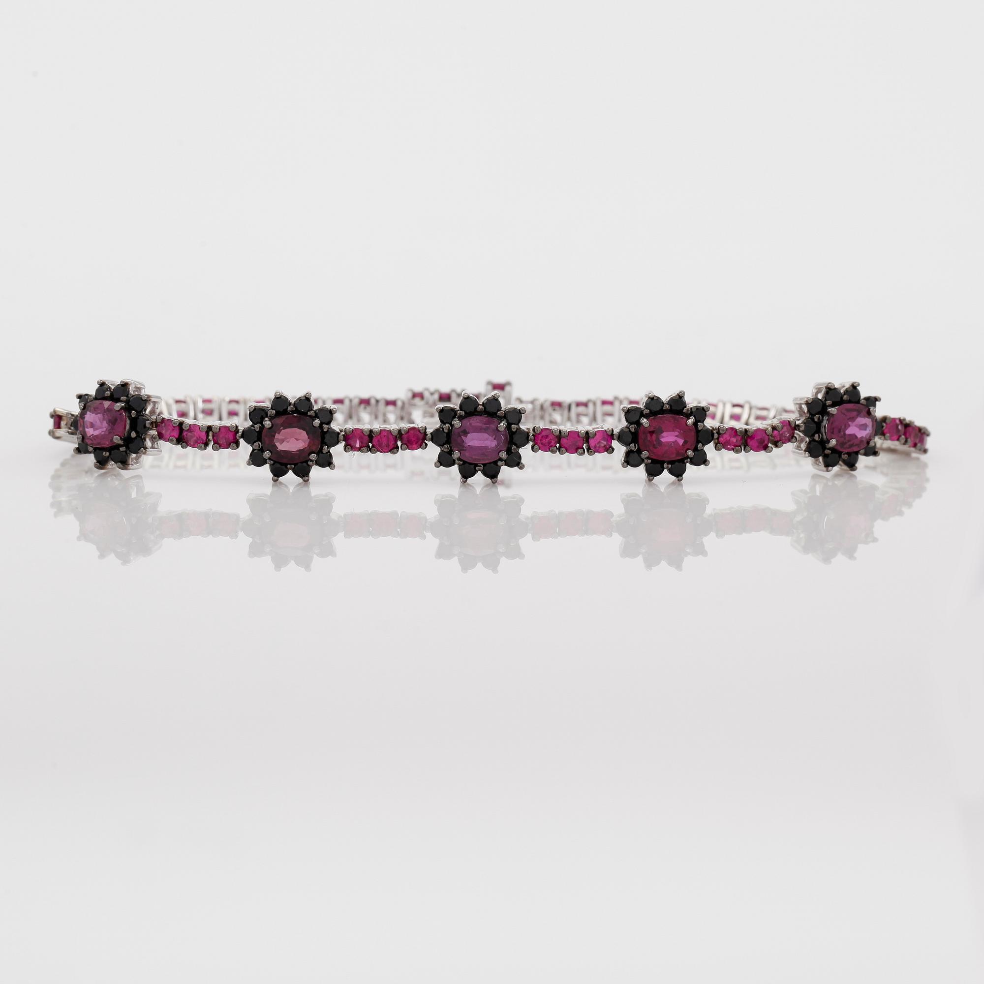 ARMBAND, 18K vitguld, rubiner tot ca 4.54 ct. och svarta spineller tot ca 1.15 ct.