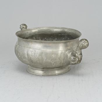 An 18/19th century pewter bowl.