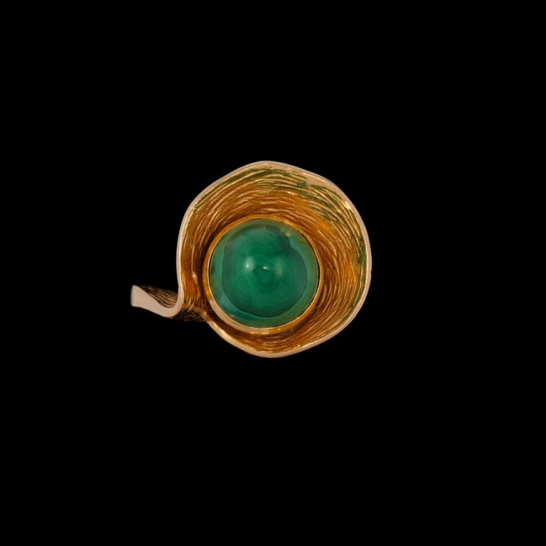 RING, 18k guld med cabochonslipad malakti, importstämplad. Vikt 8 g.