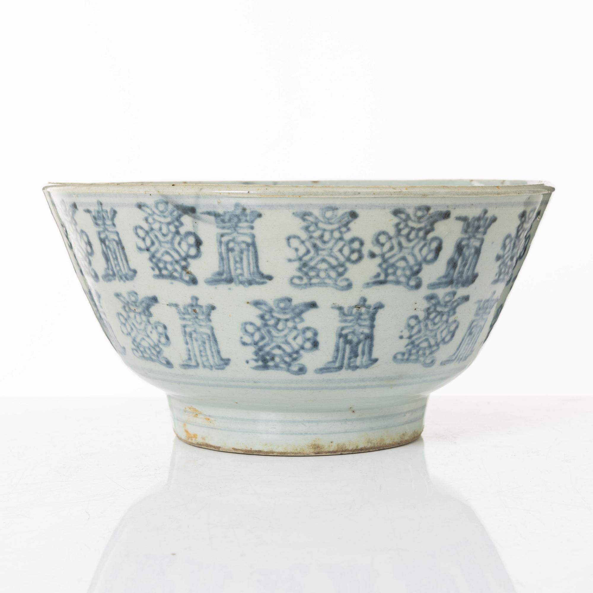 A Southeast Asian porcelain bowl, 19th century.