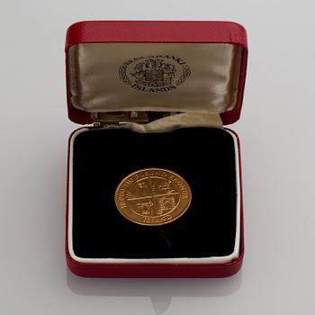 MINNESMYNT, guld, "10000 TÍU ÞÚSUND KRONUR 874-1974  Island". Island, 1974. Vikt ca 15,50 g.