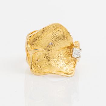 An 18K gold Ole Lynggaard ring set with a round brilliant-cut diamond.