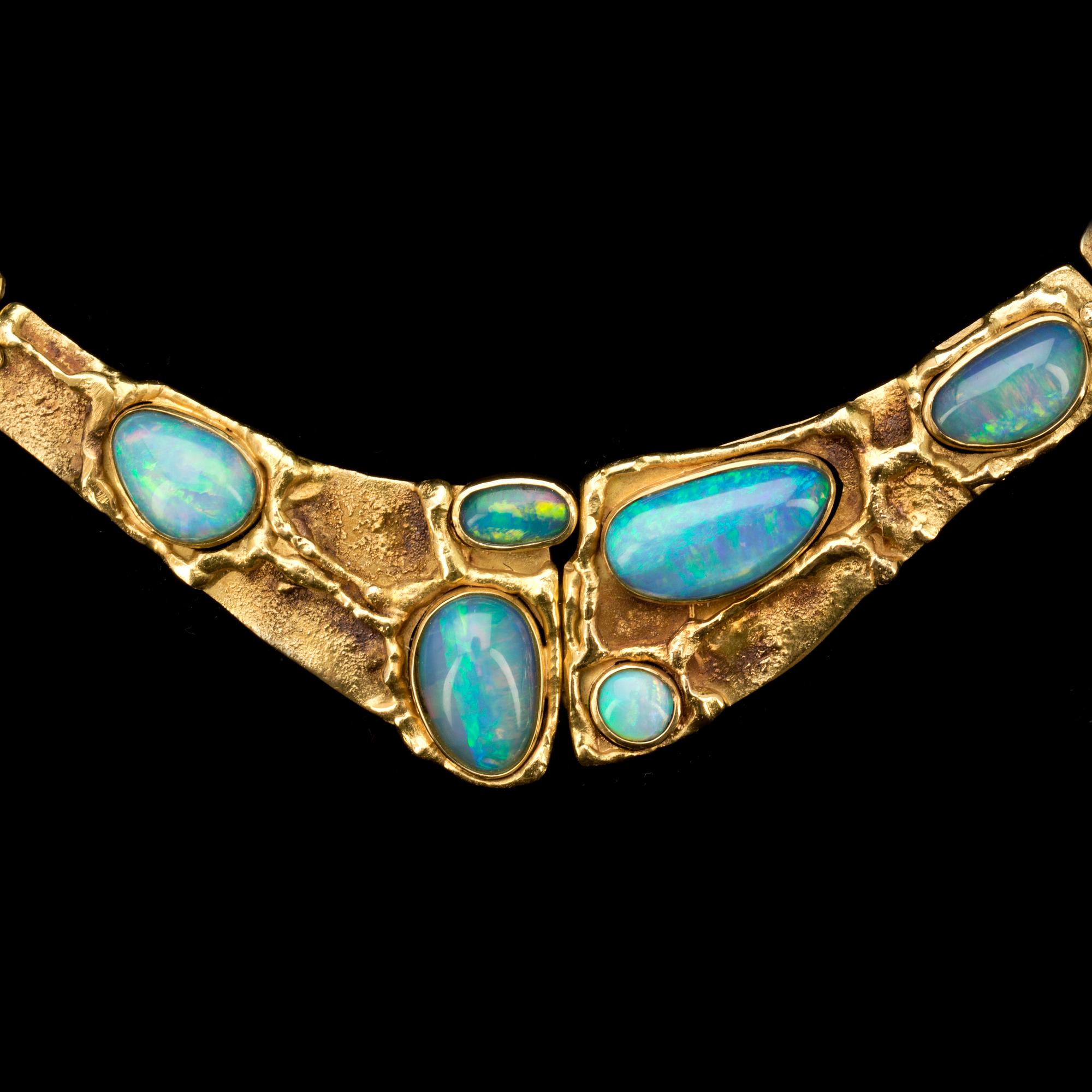 COLLIER, 18k guld med opaler. Brasilien 1982.