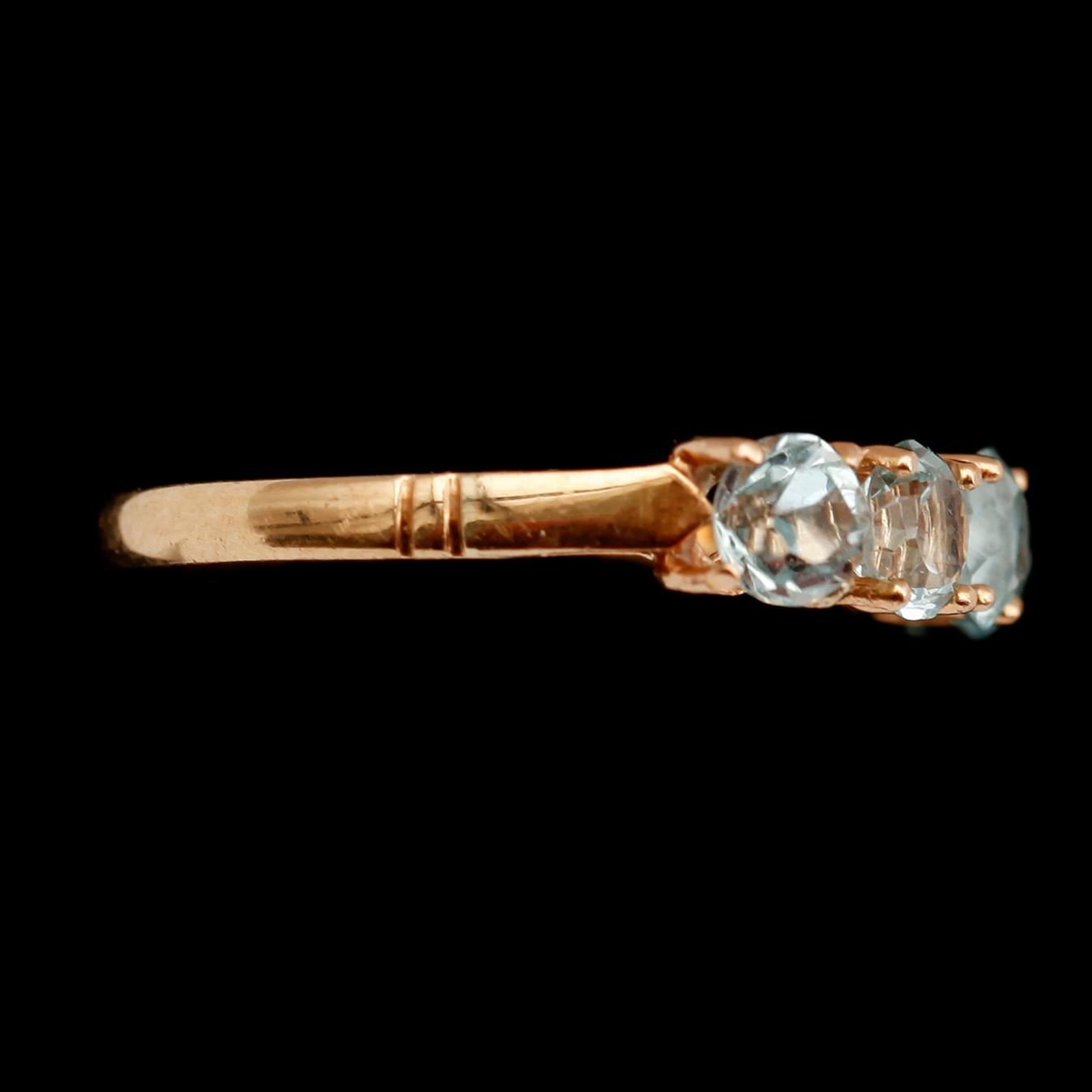 RING, 18 k guld, med akvamariner. Tot vikt 2 g.