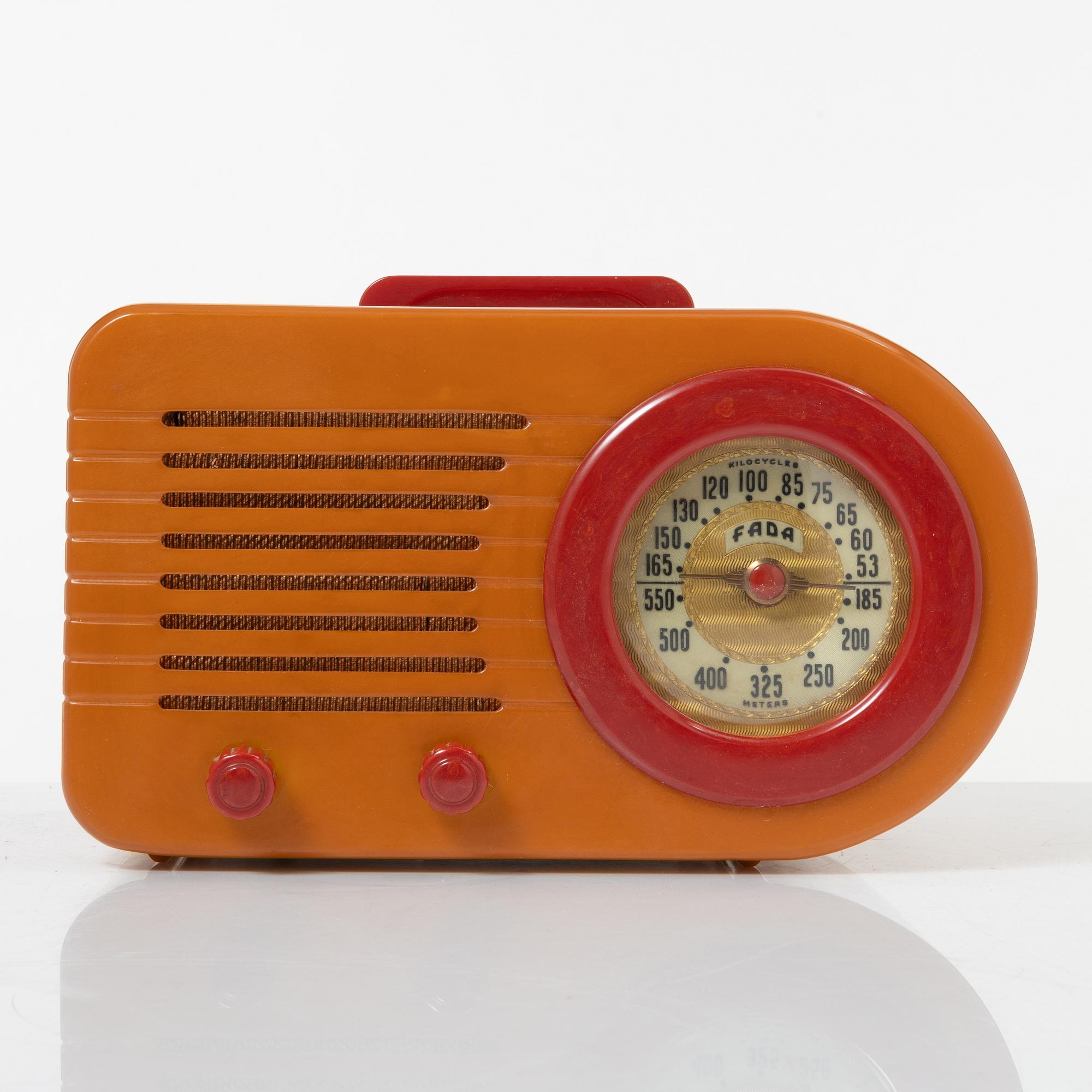 A Fada Streamliner "Bullet" radio model 1000, ca 1945.