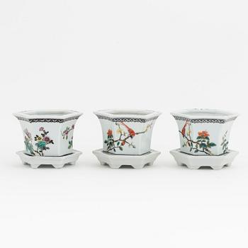 Three Chinese republic style porcelain flower pots with stand, 20th Century.