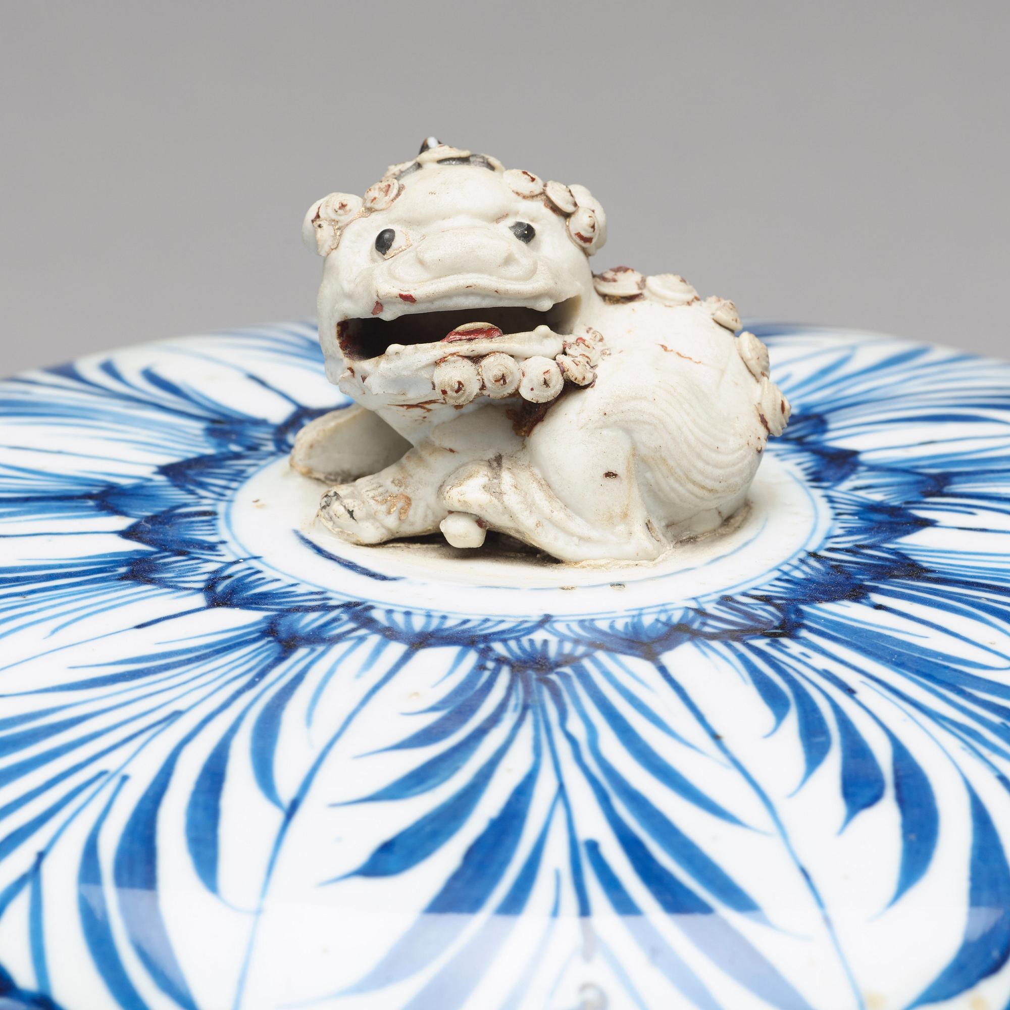 SKÅL med LOCK, porslin. Qingdynastin, Kangxi (1662-1722).