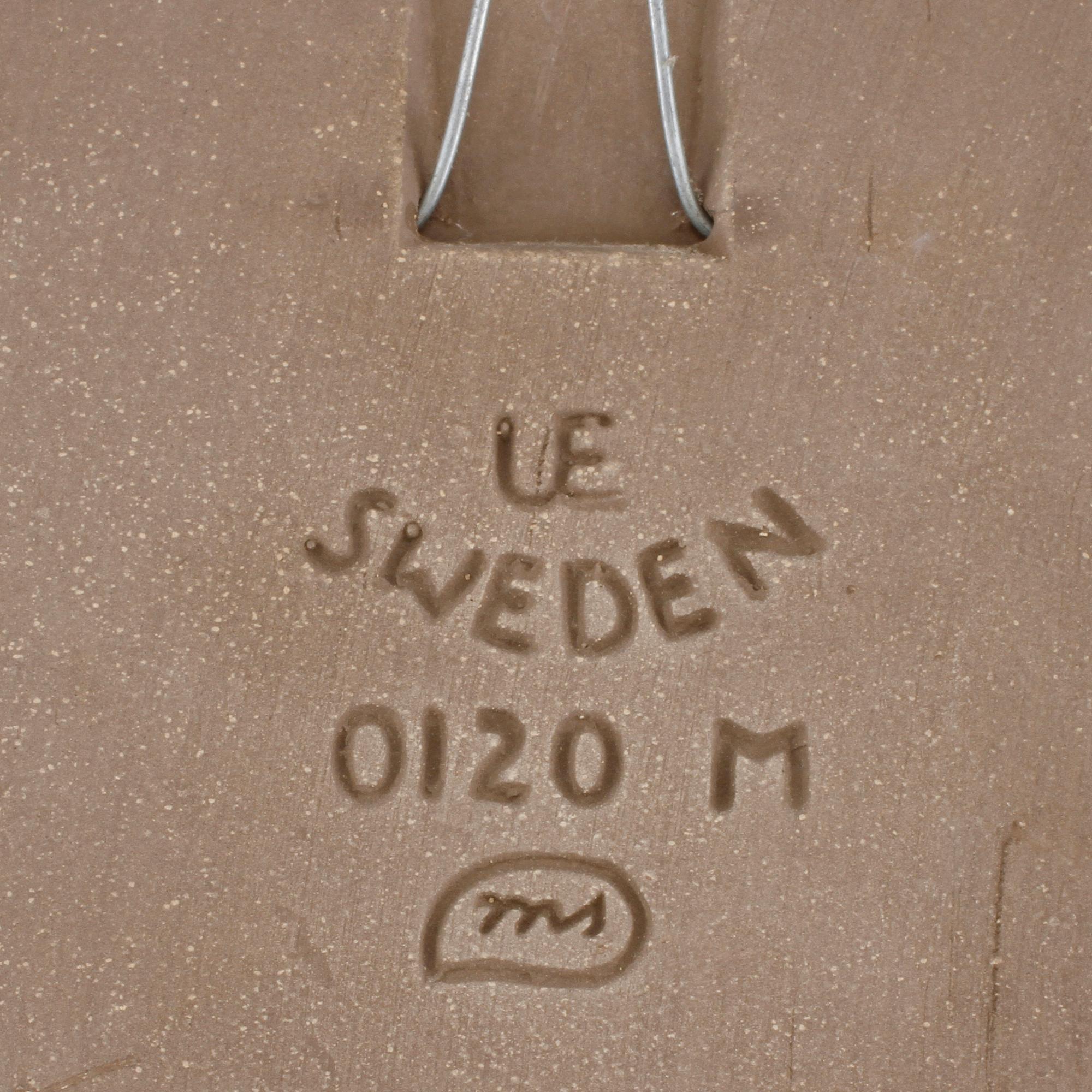 VÄGGPLAKETT, keramik, Mari Simulsson, Upsala-Ekeby. omkring 1900-talets mitt.