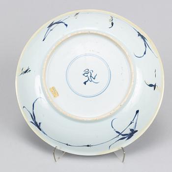 A blue and white dish, Qing dynasty, Kangxi (1662-1722).