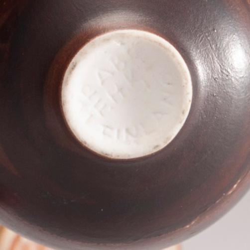 MINIATYRVASER, 2 st, och SKÅL, keramik, bl a  Friedl Holzer-Kjellberg, signerade F.H.Kj. Arabia Finland.