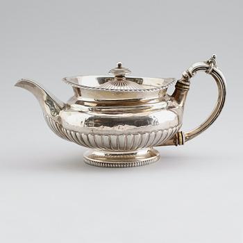TEKANNA, silver, Alice & George Burrows, London 1816. Vikt ca 685 gram.