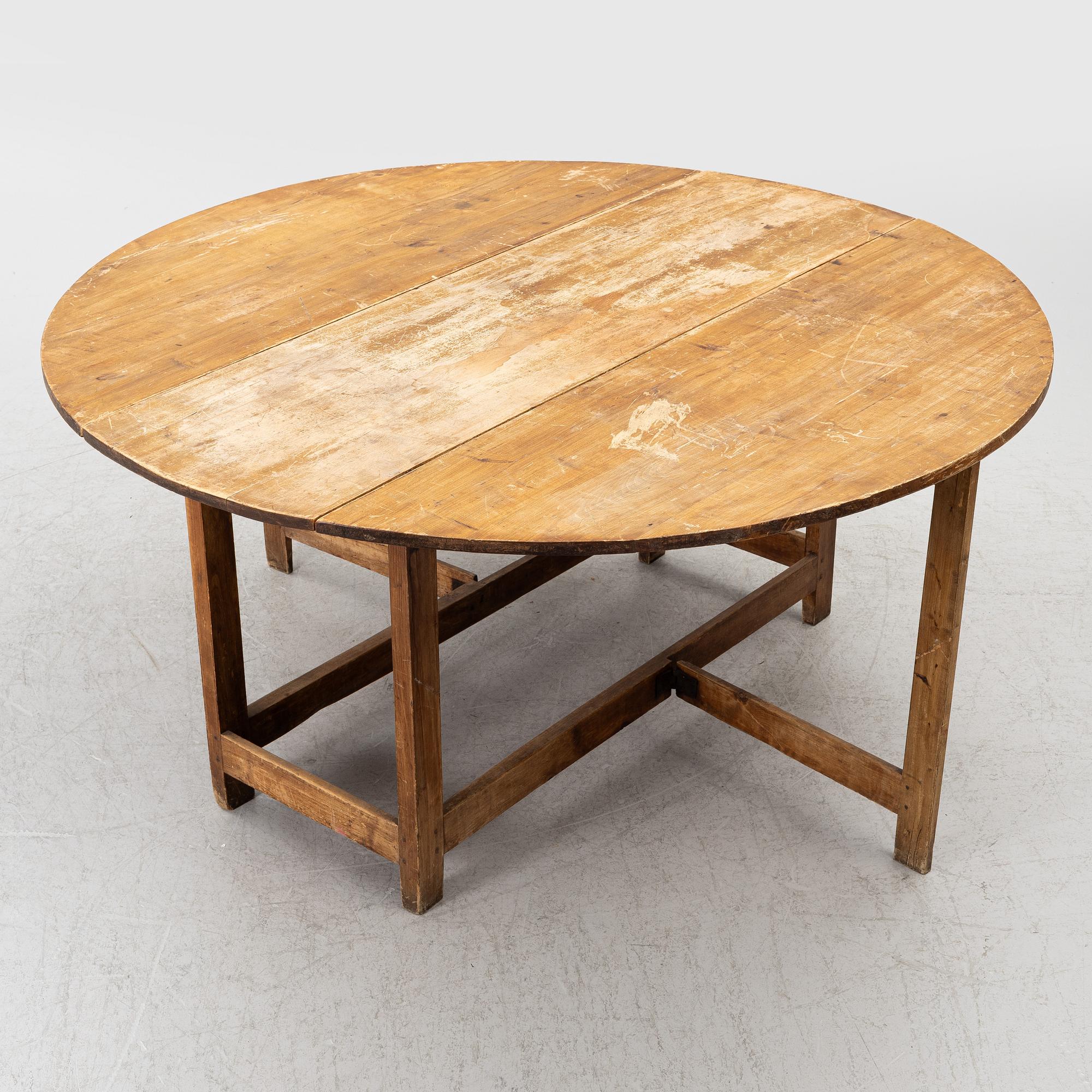 Drop-leaf table, first part f of the 19th century.