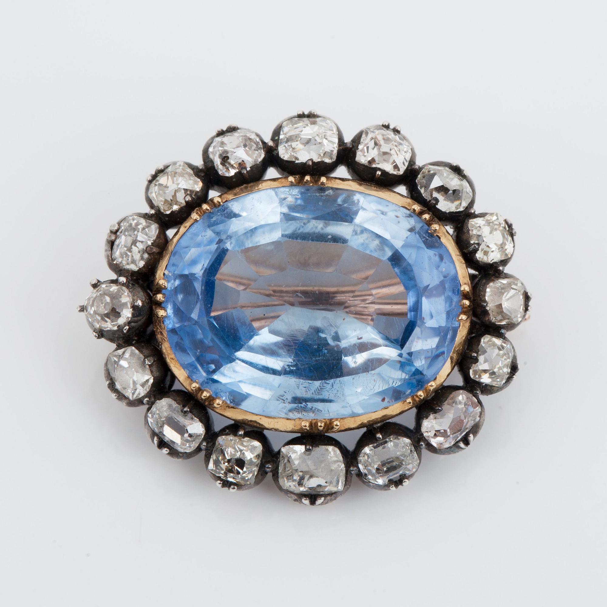 BROSCH/PÄRLCOLLIER, 4-radigt, med odlade pärlor. Lås med safir ca 13.60 ct och antikslipade diamanter totalt ca 2.25 ct.