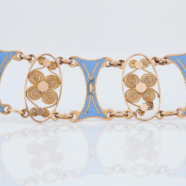GARNITYR bestående av collier samt två armband med ljusblå emalj samt filigranarbete. Empire.