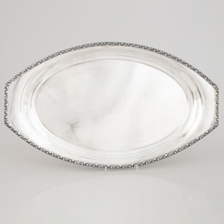 A silver serving dish, Swedish import mark, C.A. Kjernås Eftr, Gothenburg 1917.