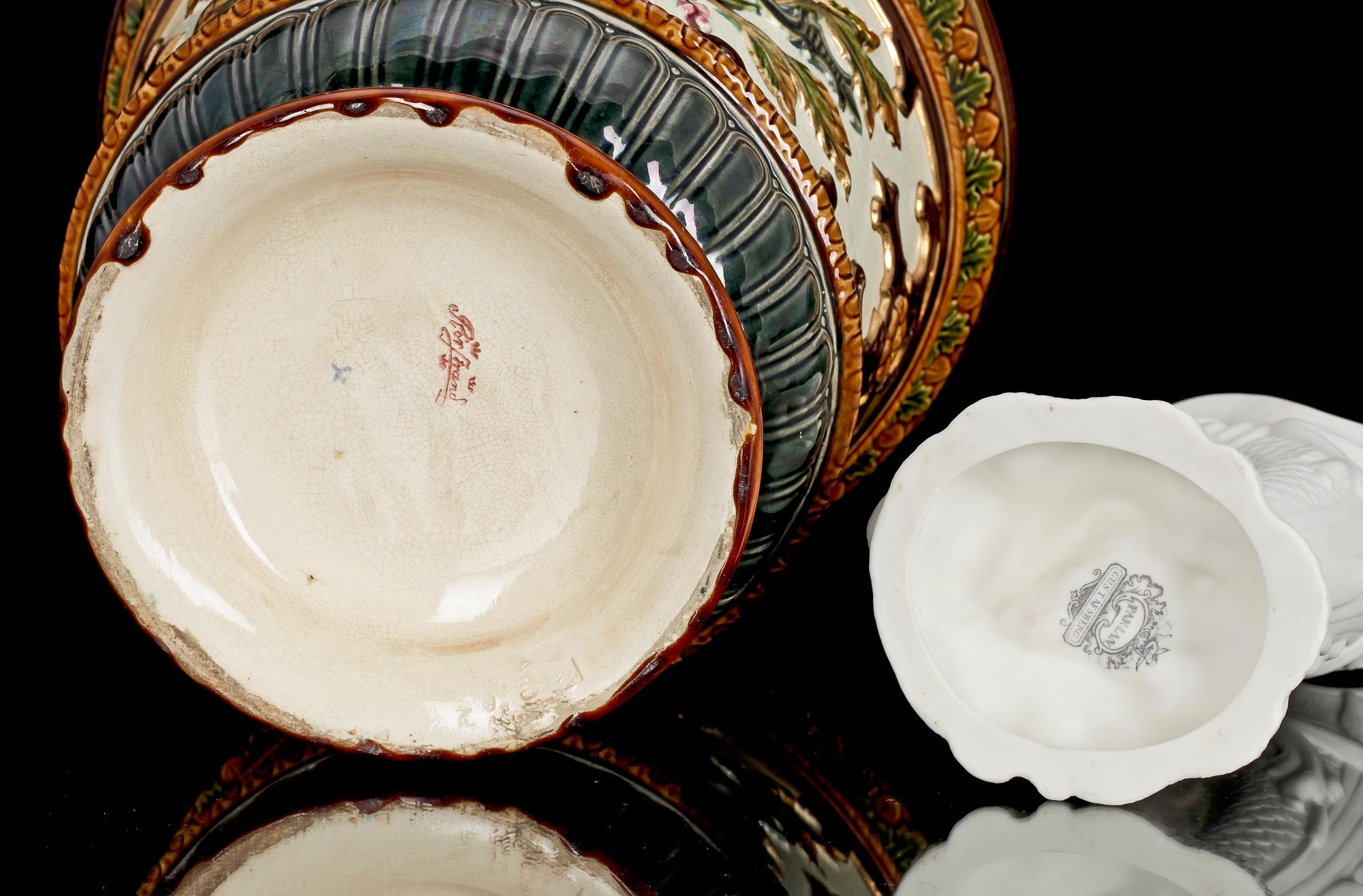 KANNA samt YTTERFODER. Parian, Gustavsberg resp majolika, Rörstrand, 1800-talets slut.