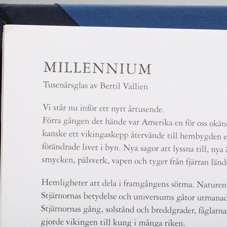 GLAS, ett par, "Millenium", Bertil Vallien, Kosta Boda, år 2000.