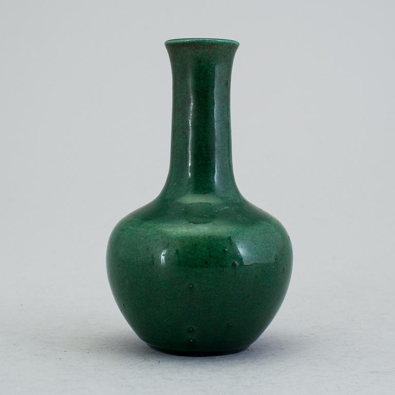 A green glazed vase, Qing dynasty, circa 1800.