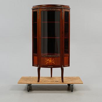 HÖRNVITRINSKÅP, 1900-talets andra hälft.