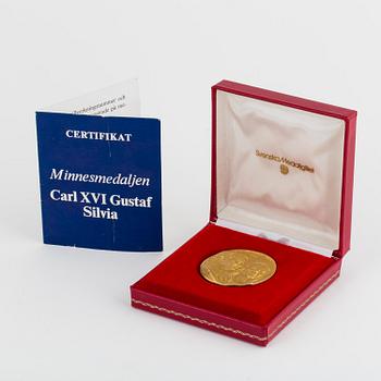 MINNESMEDALJ Carl XVI Gustaf och Silvia 1976, 18K Guld.