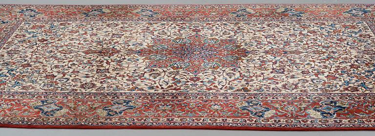 MATTO, a carpet, Old Esfahan, part silk, ca 327 x 209 cm.