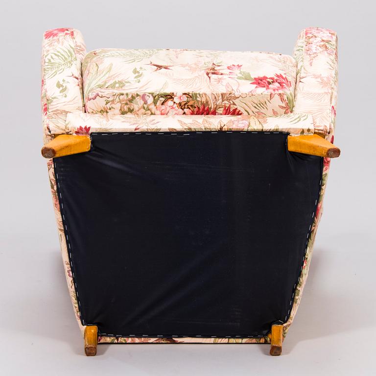 A mid-20th-century armchair.