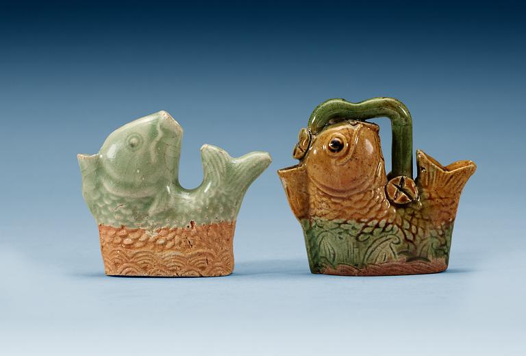 VATTENDROPPARE, två stycken, keramik. Qing dynastin, Kangxi (1662-1722).