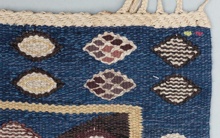 CARPET. "Snäckorna". Gobelängteknik (tapestry weave). 246 x 182 cm. Signed AB MMF BN.