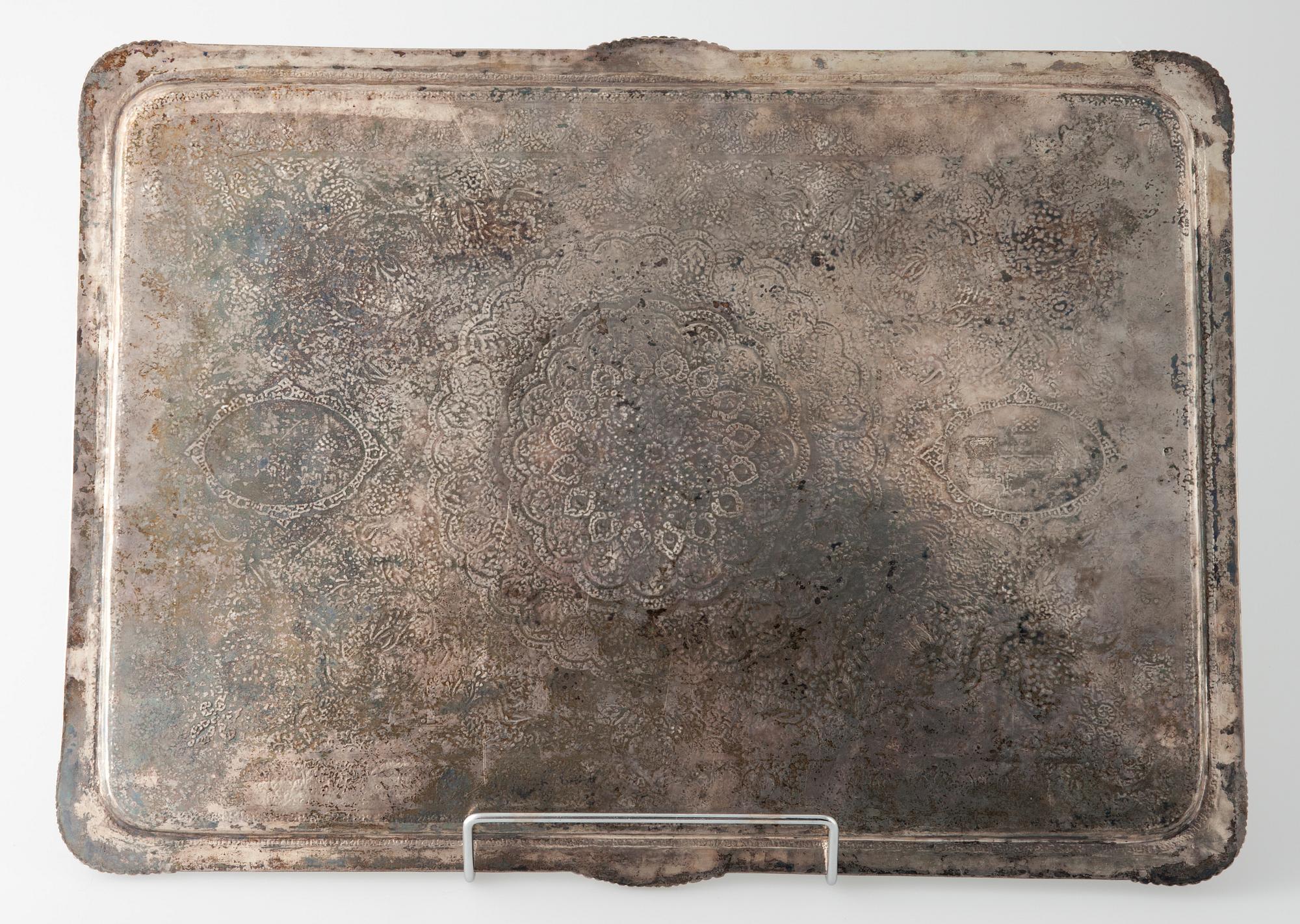 BRICKA, silver, Persien, 1900-talets andra hälft, vikt 1578 g.