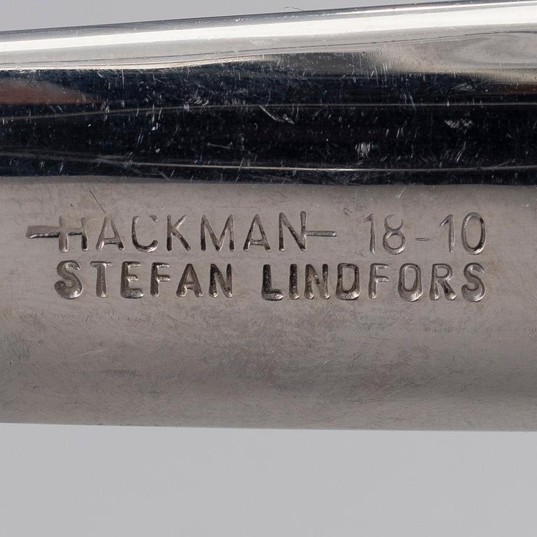 A STAINLESS STEEL SALAD BOWL AND CUTLERY BY STEFAN LINDFORS, Hackman, the late 20th century.