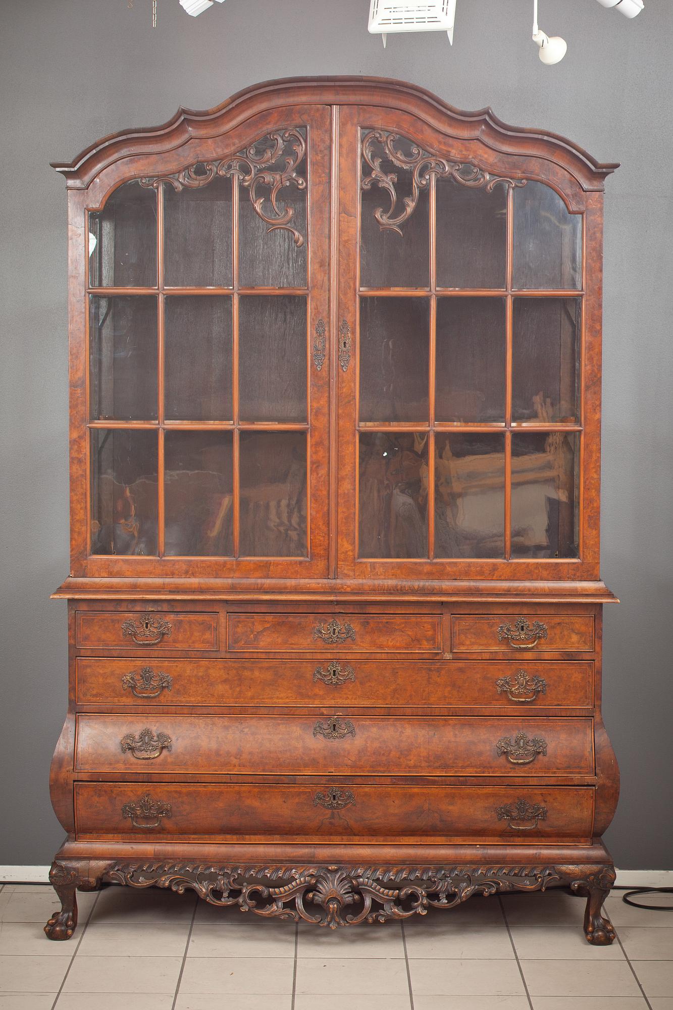 VITRINSKÅP, rokokostil. Holland, 1800-tal.