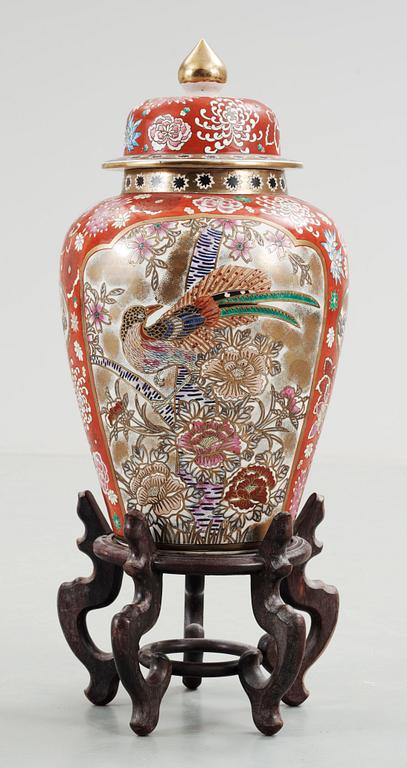 GOLVURNA, porslin. Japan 1900/2000-tal.