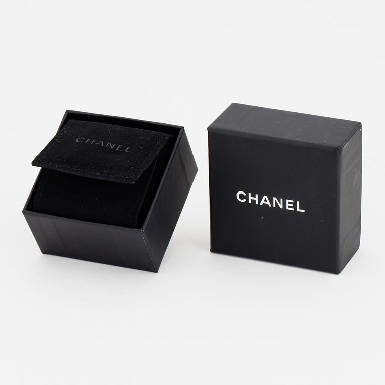 CHANEL, örhängen, logo i vitmetall.