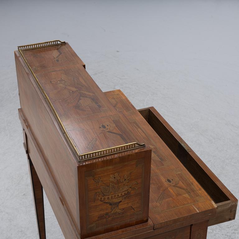 Skrivbord med uppsats, gustaviansk stil, 1900-talets början.