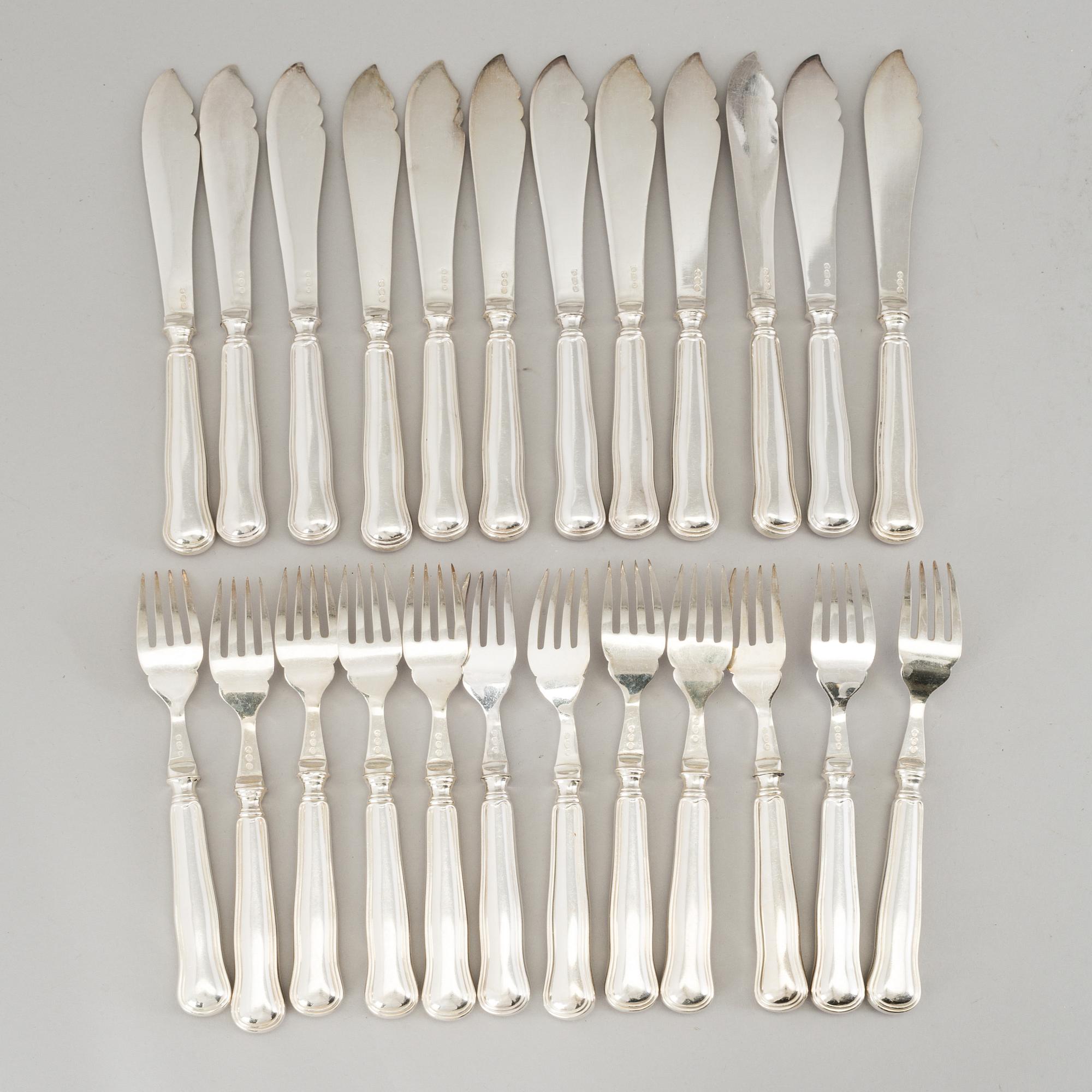 A SET OF 24 PLATE FISH KNIVES AND FORKS, first half of the 20th century.