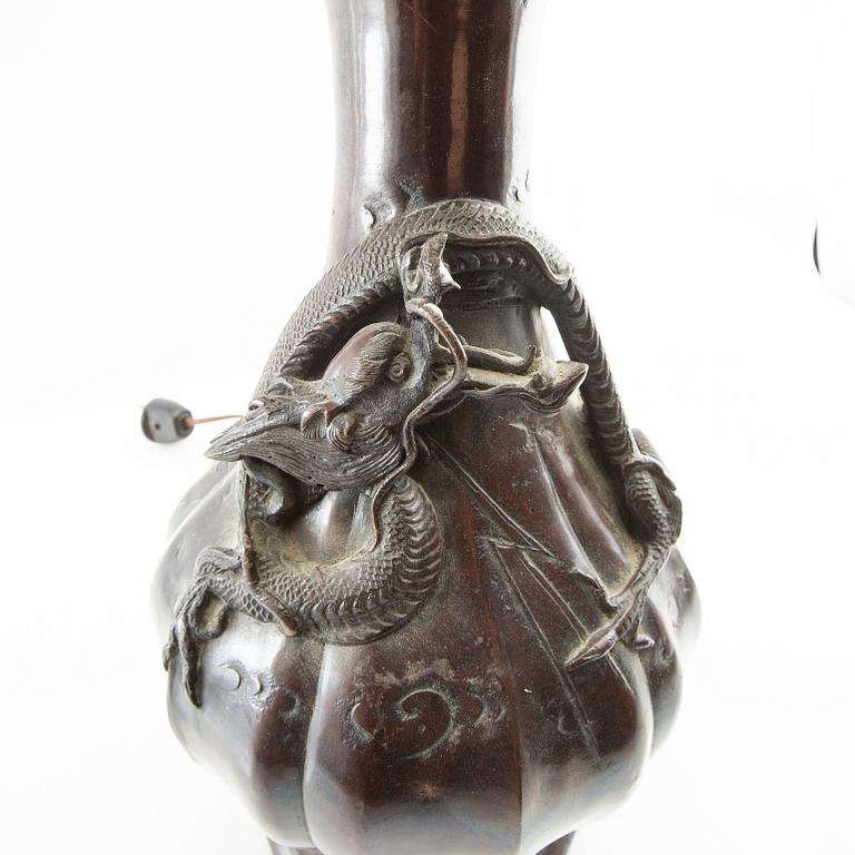 Bordslampa Kina 1900-talets första hälft patinerad brons.