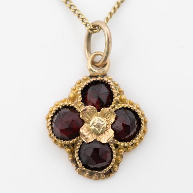 Smyckesset, ett par örhängen, ett litet örhänge samt hängsmycke, 14K guld med granater.