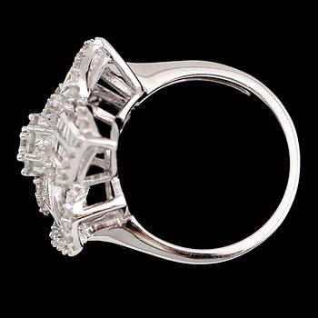 COCKTAILRING, 18 k vitguld, briljant- och baguettslipade diamanter tot 1.04 ct. Vikt 7,8 g.