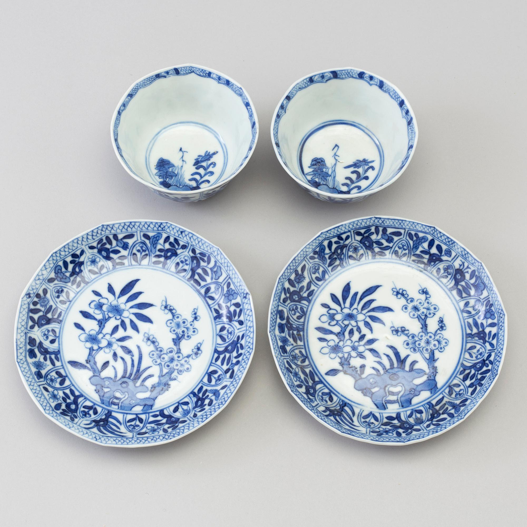 KOPPAR med FAT, ett par, porslin. Qingdynastin, 1800-tal, kangxi stil.