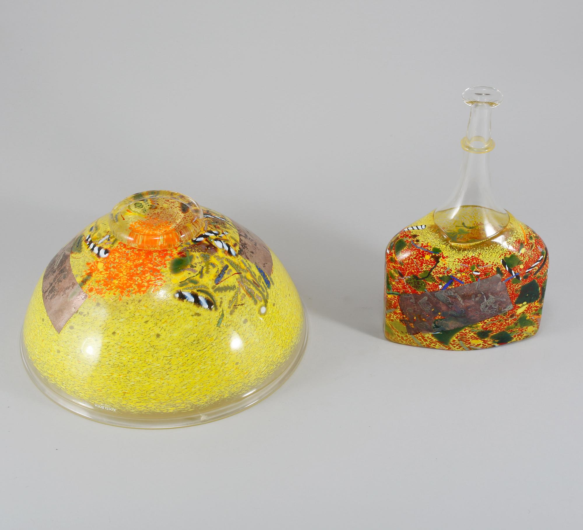 SKÅL samt FLASKA, glas, Bertil Vallien, Kosta Boda, 1900-talets slut.
