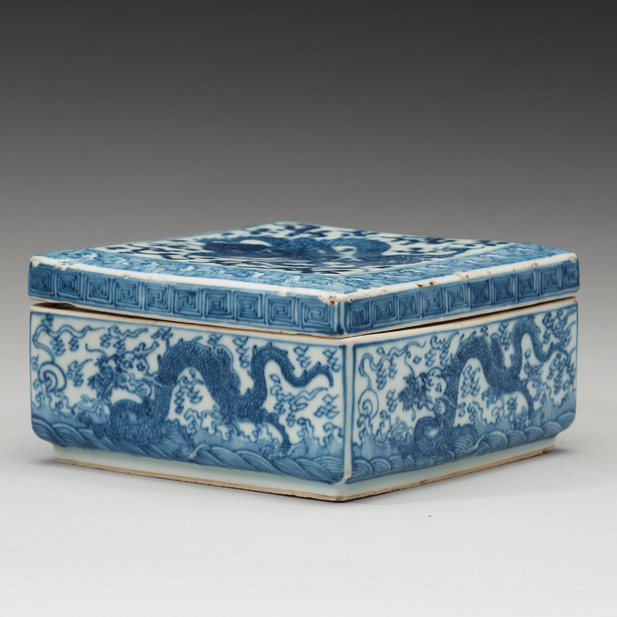 A Chinese porcelain box and cover, Qing dynasty, early 19th century.