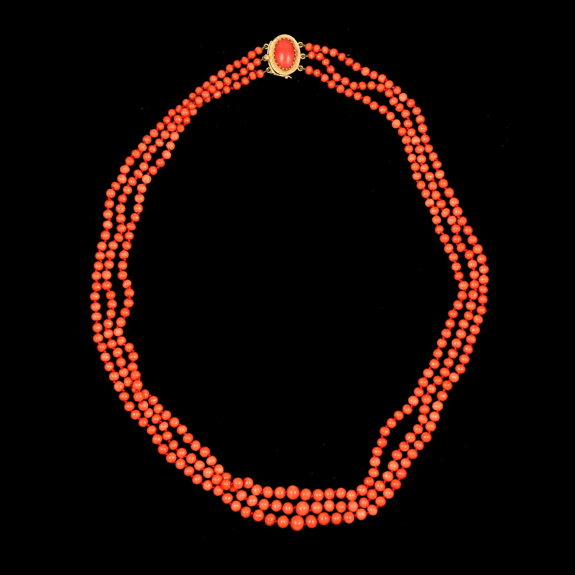 COLLIER, korallpärlor, lås 18k guld med korall, trol omkring 1800/1900.