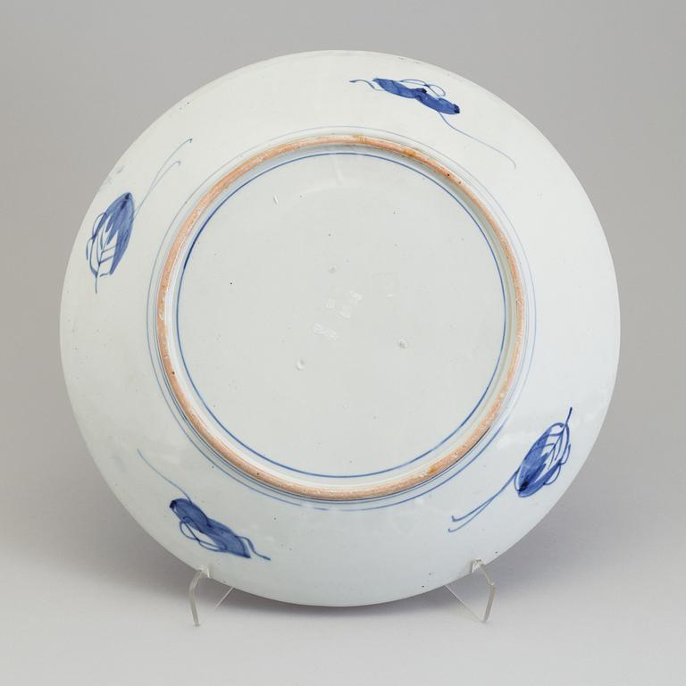 A Japanese imari porcelain charger, Meiji (1868-1912).