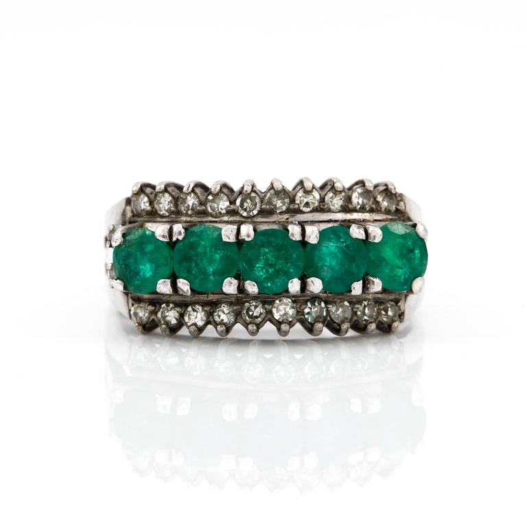 RING, 18 k vitguld, diamanter samt smaragder. 1900-tal. Totalvikt ca 5 gram.