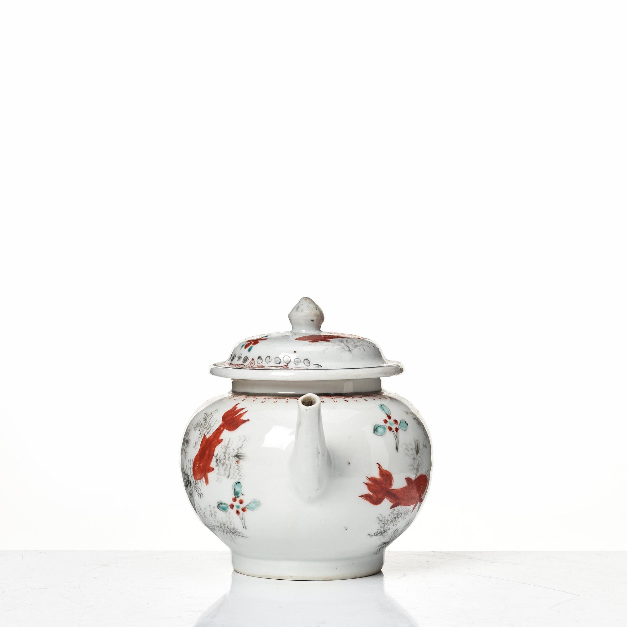 Tekannor, två stycken, kompaniporslin. Qingdynastin, Qianlong (1736-95).